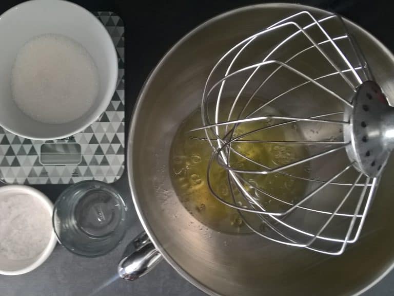 Dort Pavlova s lesním ovocem a granátovým jablkem