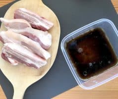 Grilovaný vepřový bůček na světlém pivu