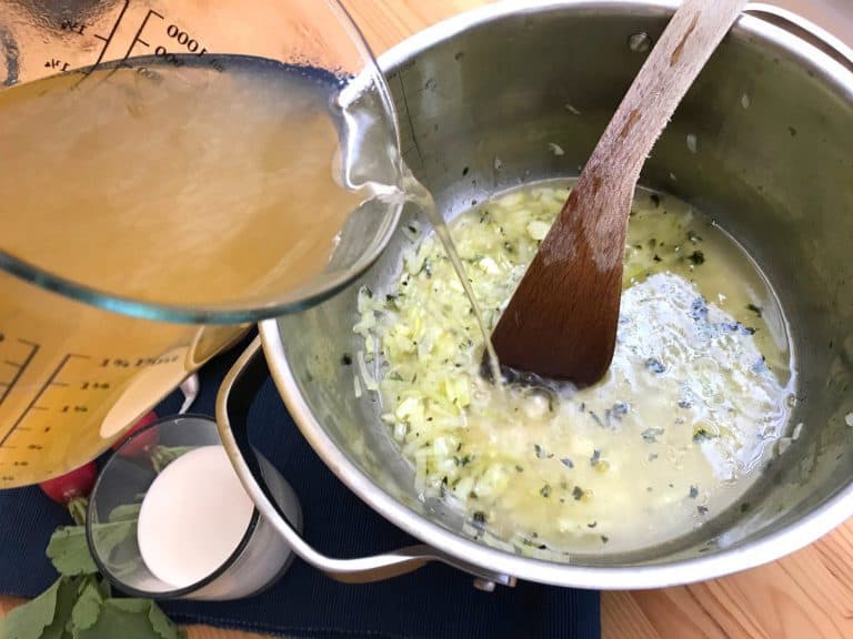 Studená kukuřičná polévka s ředkvičkami