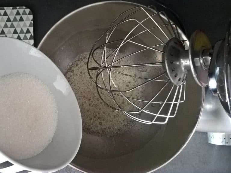 Dort Pavlova s lesním ovocem a granátovým jablkem