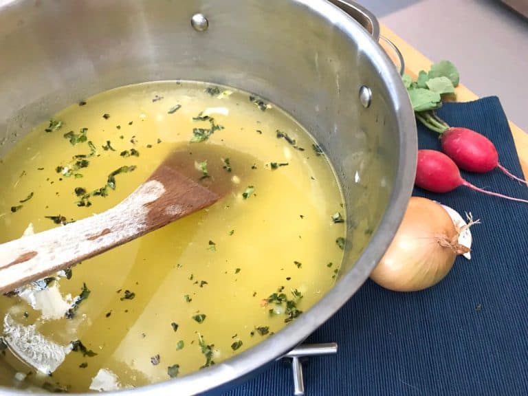 Studená kukuřičná polévka s ředkvičkami