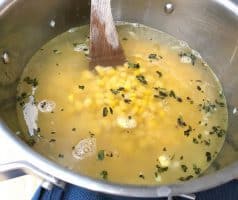 Studená kukuřičná polévka s ředkvičkami