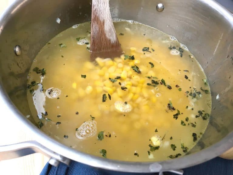 Studená kukuřičná polévka s ředkvičkami