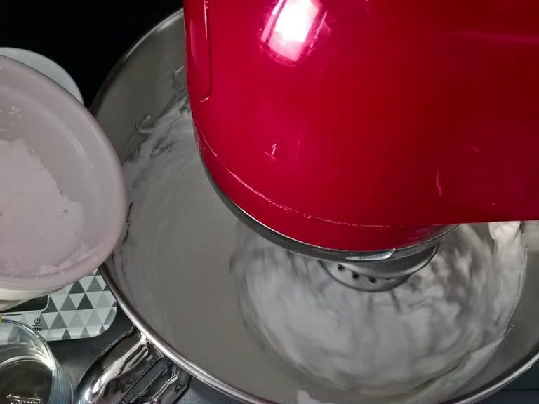 Dort Pavlova s lesním ovocem a granátovým jablkem