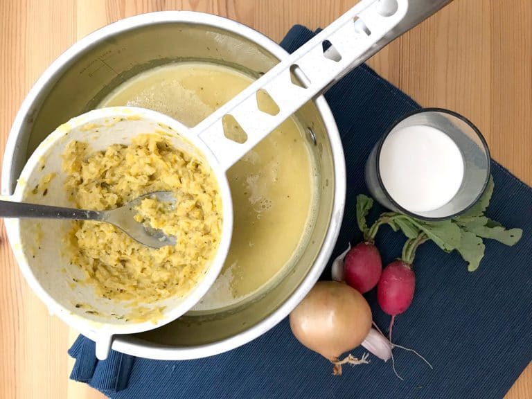 Studená kukuřičná polévka s ředkvičkami