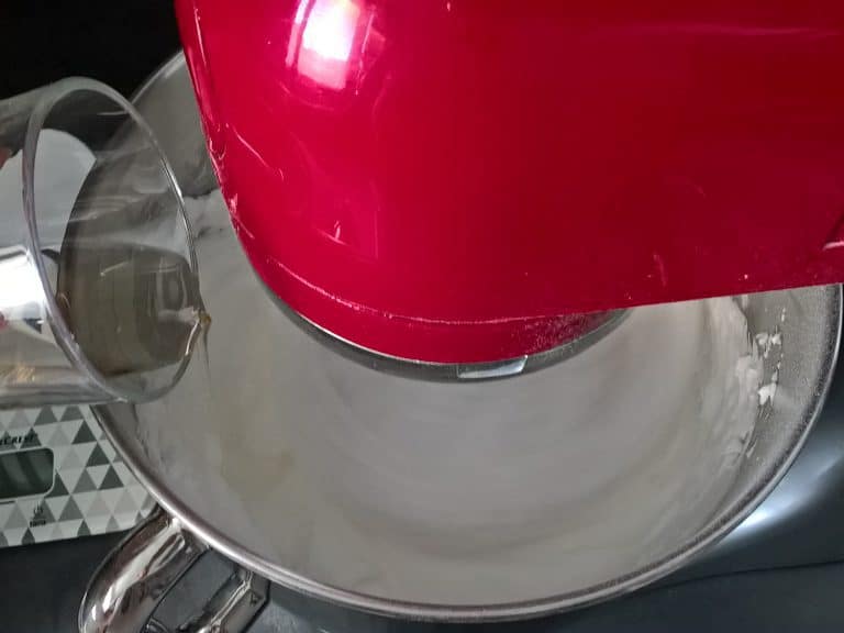 Dort Pavlova s lesním ovocem a granátovým jablkem