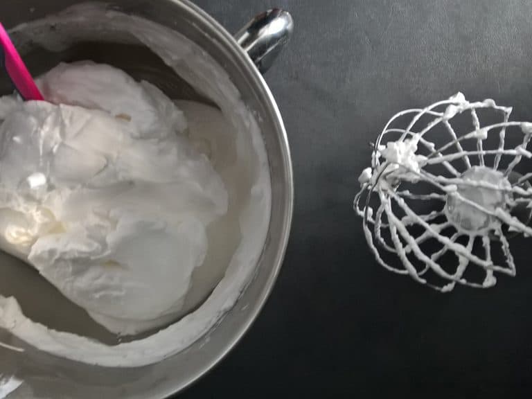 Dort Pavlova s lesním ovocem a granátovým jablkem