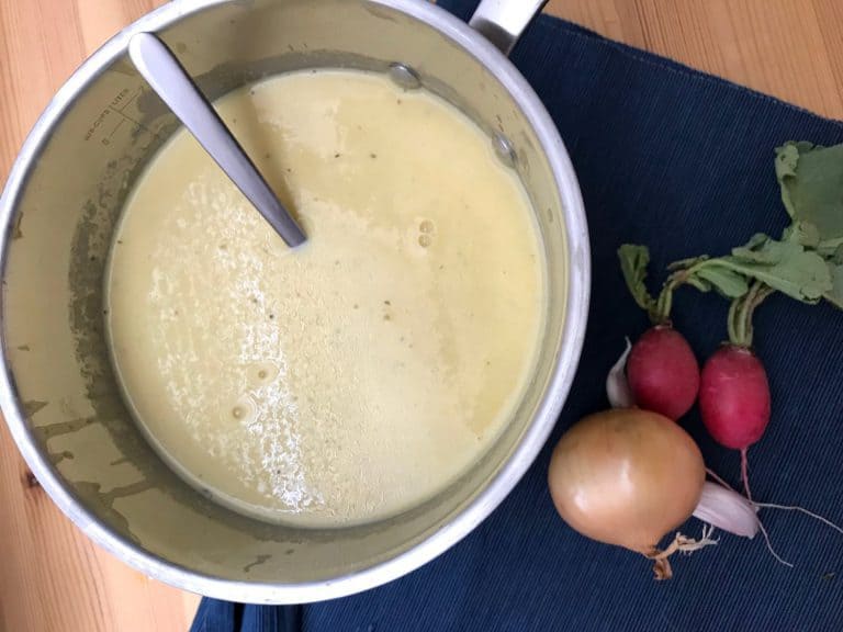 Studená kukuřičná polévka s ředkvičkami