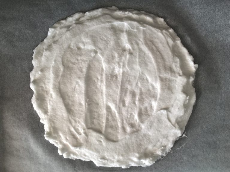 Dort Pavlova s lesním ovocem a granátovým jablkem