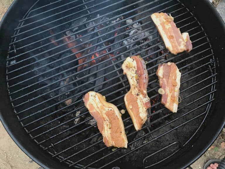 Grilovaný vepřový bůček na světlém pivu