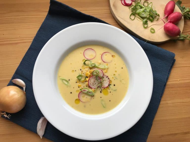 Studená kukuřičná polévka s ředkvičkami