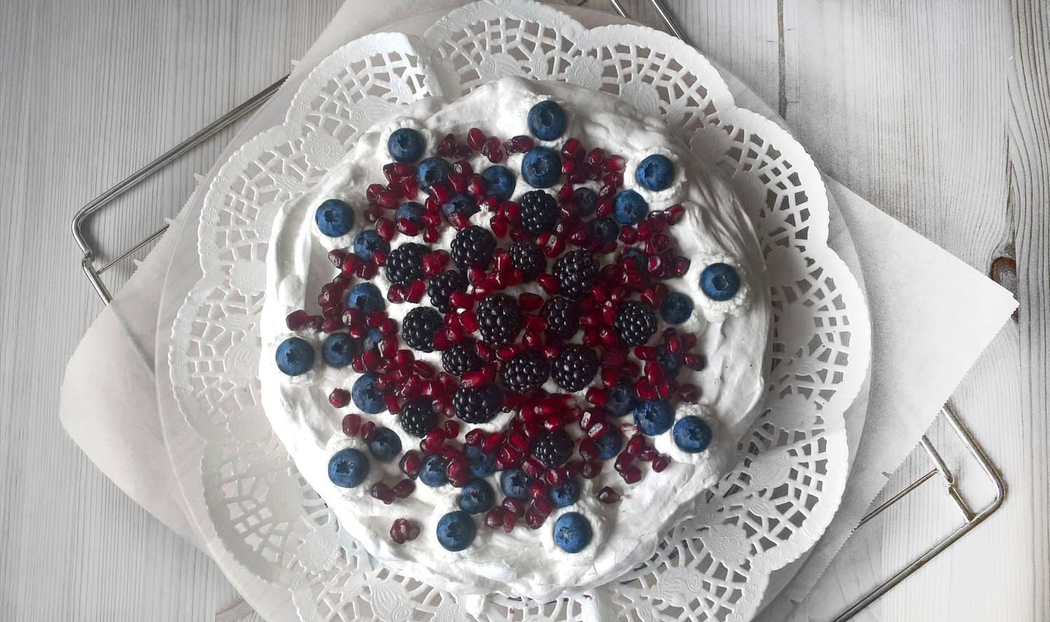 Dort Pavlova s lesním ovocem a granátovým jablkem