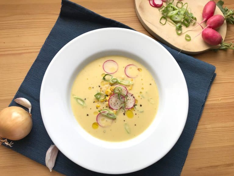 Studená kukuřičná polévka s ředkvičkami