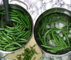 Salát s tuňákem, zelenými fazolkami a vejcem