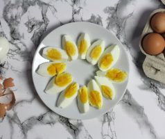 Salát s tuňákem, zelenými fazolkami a vejcem