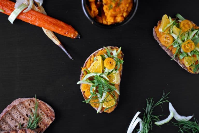 Chlebíček s mrkvovo-petrželovým pyré, pomerančem a pak-choi - postup - krok 10