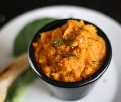 Chlebíček s mrkvovo-petrželovým pyré, pomerančem a pak-choi - postup - krok 4