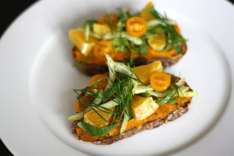 Chlebíček s mrkvovo-petrželovým pyré, pomerančem a pak-choi - postup - krok 7