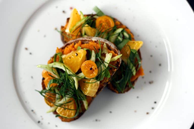 Chlebíček s mrkvovo-petrželovým pyré, pomerančem a pak-choi - postup - krok 9