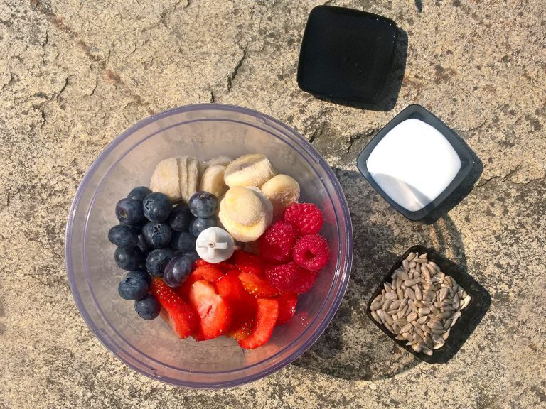 Ovocná smoothie bowl s jogurtem - postup - krok 3