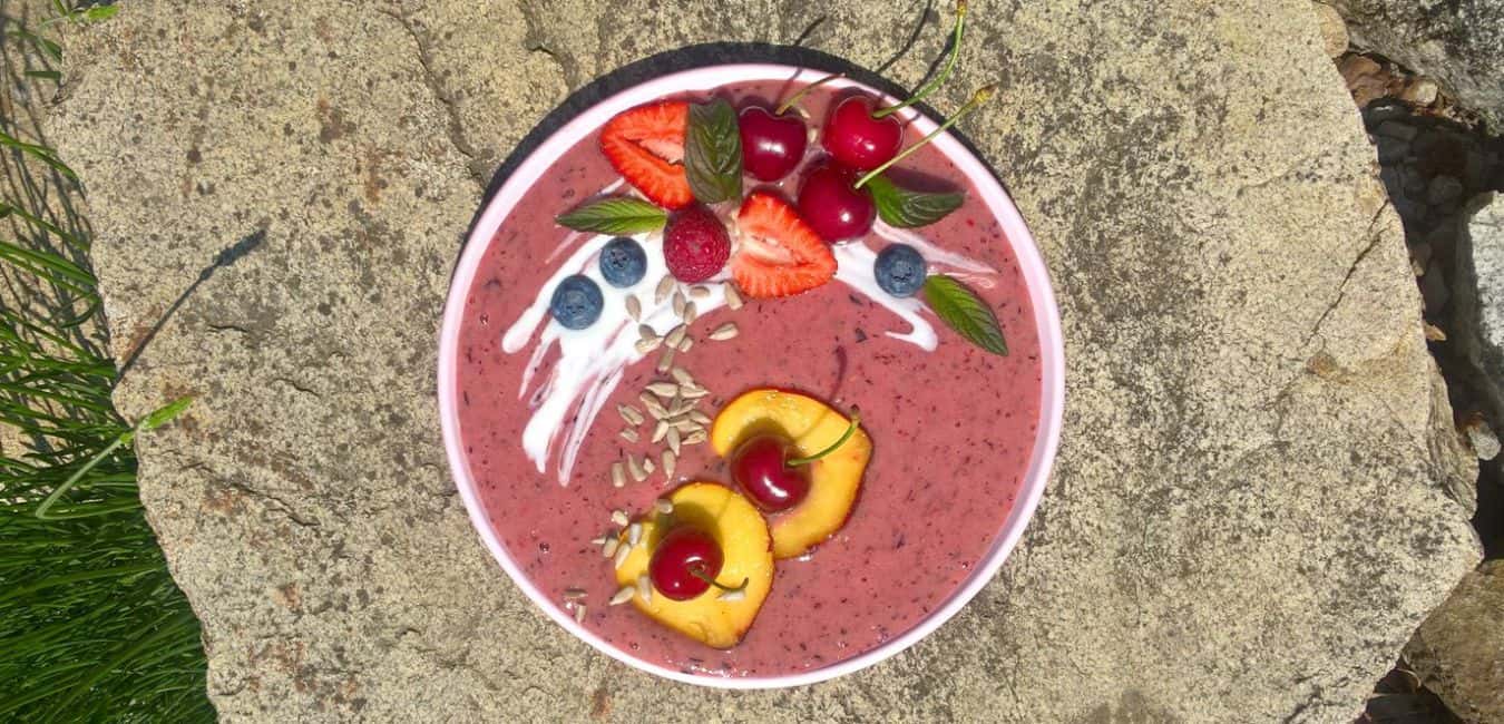 Ovocná smoothie bowl s jogurtem