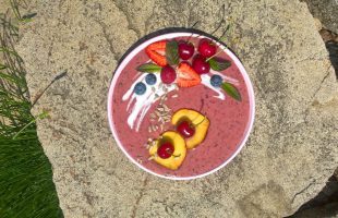 Ovocná smoothie bowl s jogurtem