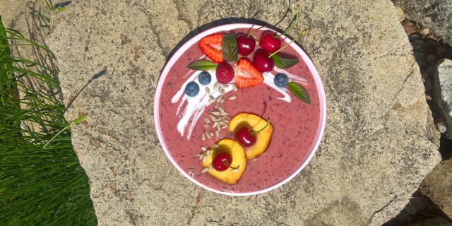 Ovocná smoothie bowl s jogurtem