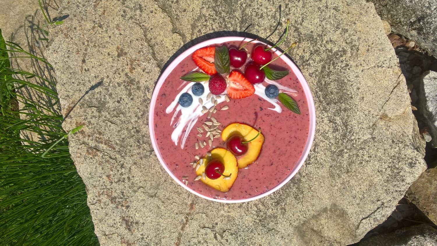 Ovocná smoothie bowl s jogurtem