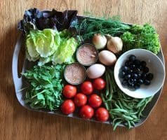 Salát s tuňákem, zelenými fazolkami a vejcem