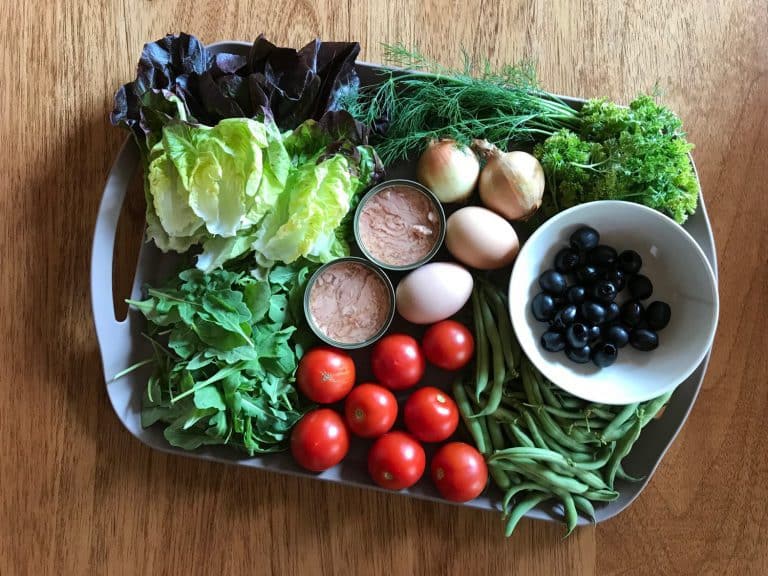 Salát s tuňákem, zelenými fazolkami a vejcem