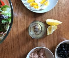 Salát s tuňákem, zelenými fazolkami a vejcem