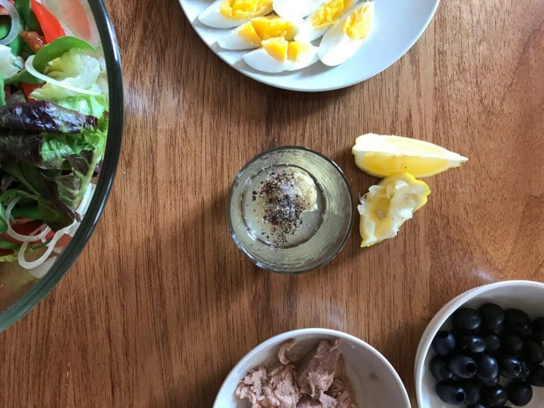 Salát s tuňákem, zelenými fazolkami a vejcem