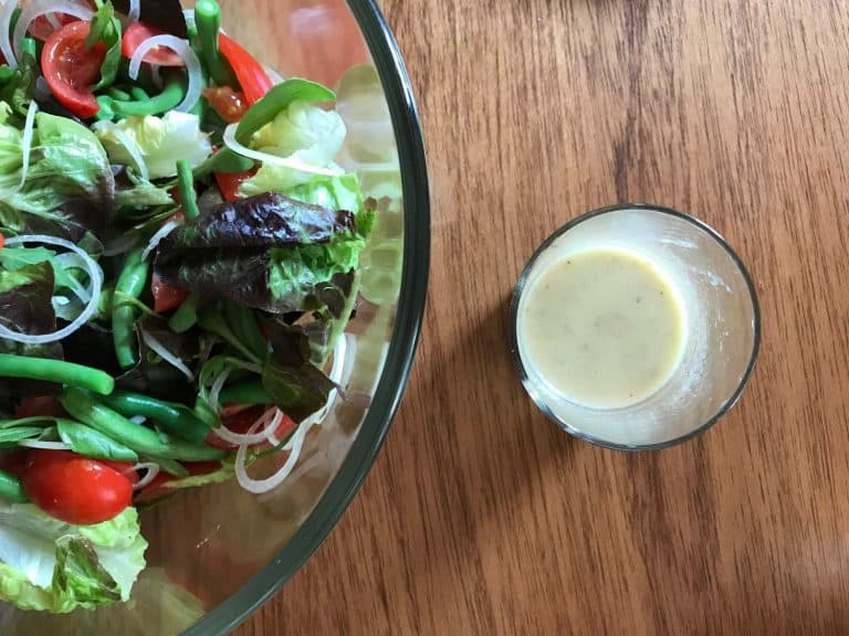 Salát s tuňákem, zelenými fazolkami a vejcem