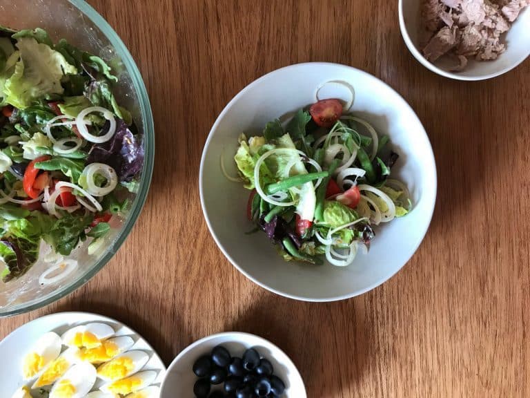 Salát s tuňákem, zelenými fazolkami a vejcem