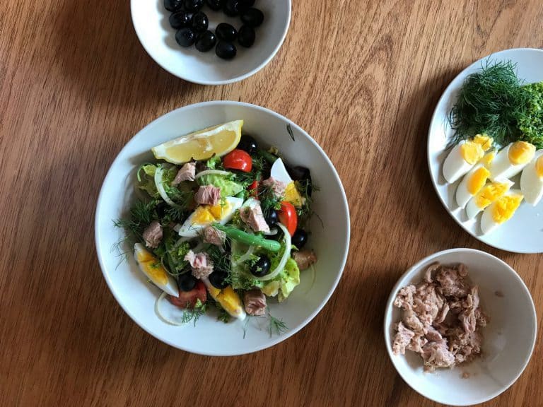 Salát s tuňákem, zelenými fazolkami a vejcem