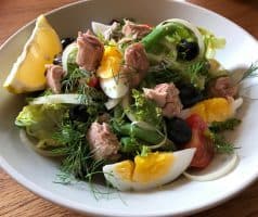 Salát s tuňákem, zelenými fazolkami a vejcem