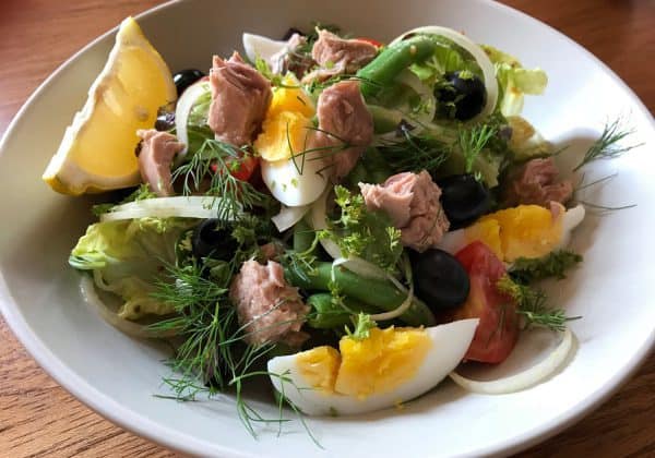 Salát s tuňákem, zelenými fazolkami a vejcem