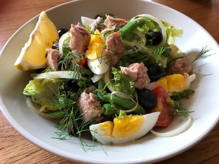 Salát s tuňákem, zelenými fazolkami a vejcem