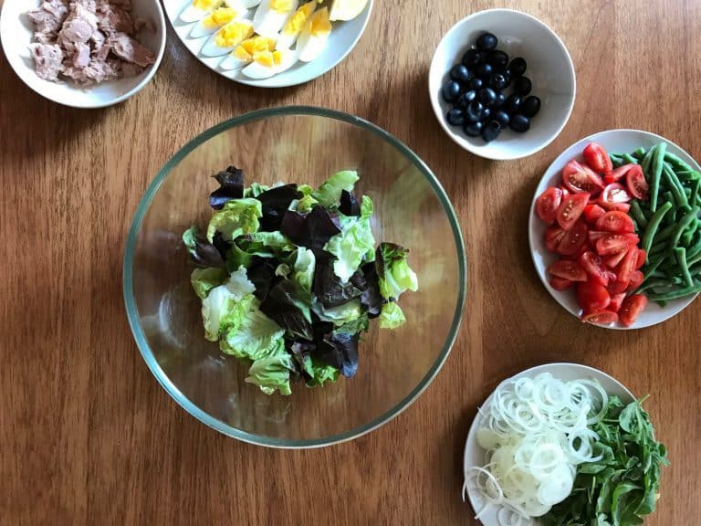 Salát s tuňákem, zelenými fazolkami a vejcem