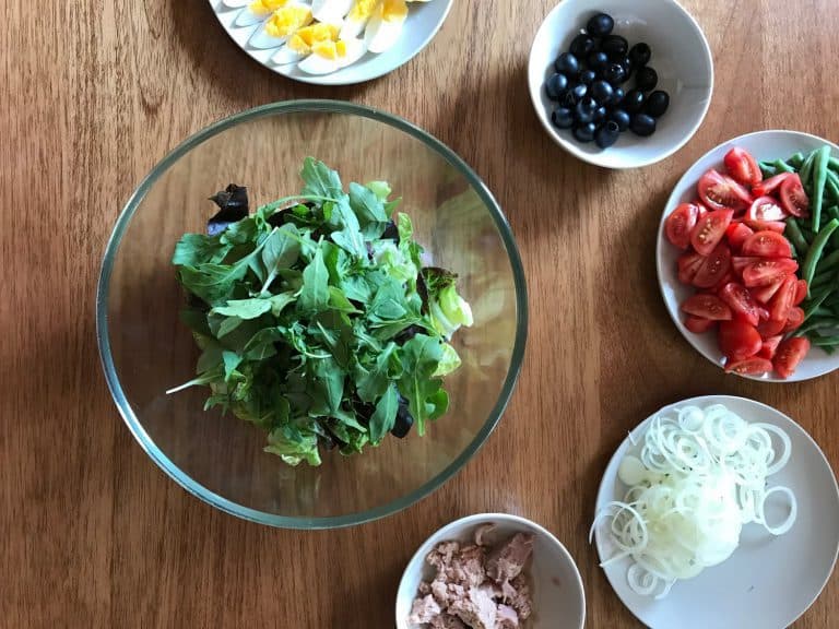 Salát s tuňákem, zelenými fazolkami a vejcem