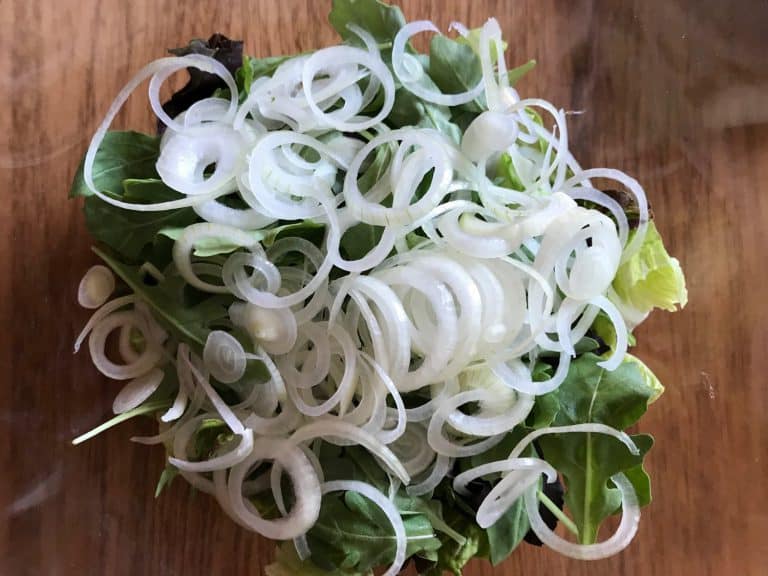 Salát s tuňákem, zelenými fazolkami a vejcem