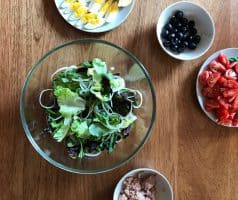 Salát s tuňákem, zelenými fazolkami a vejcem