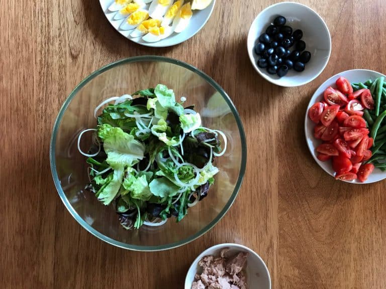 Salát s tuňákem, zelenými fazolkami a vejcem