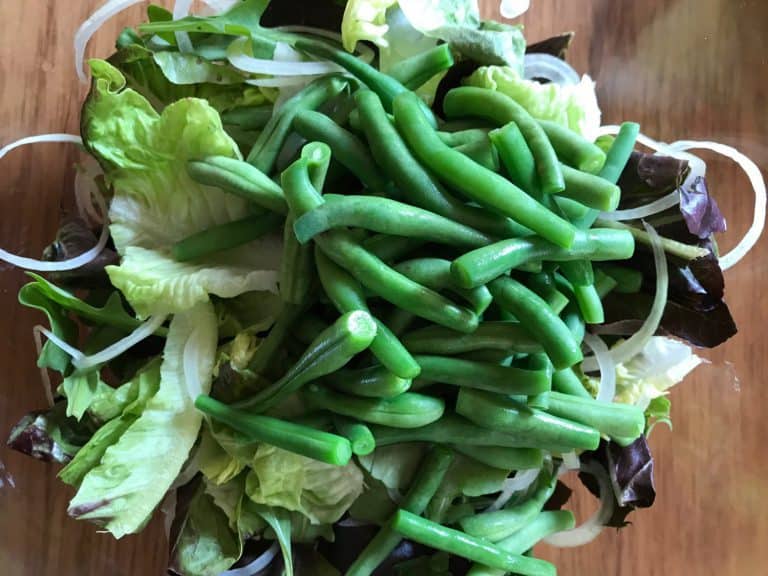 Salát s tuňákem, zelenými fazolkami a vejcem