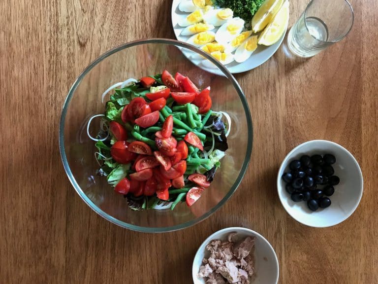 Salát s tuňákem, zelenými fazolkami a vejcem