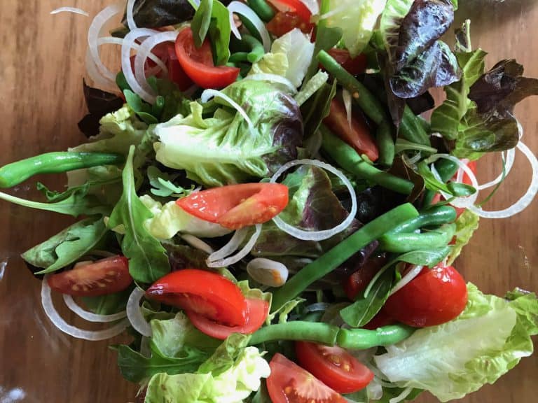 Salát s tuňákem, zelenými fazolkami a vejcem