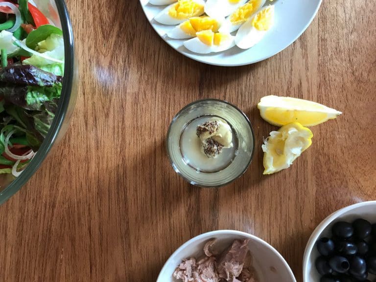 Salát s tuňákem, zelenými fazolkami a vejcem