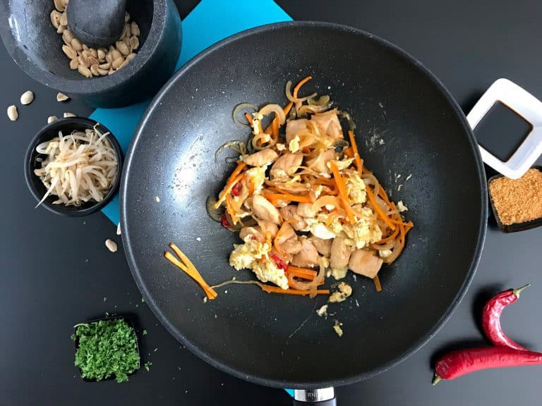 Smažené thajské nudle Pad Thai s kuřecím masem - postup - krok 10