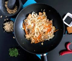 Smažené thajské nudle Pad Thai s kuřecím masem - postup - krok 11