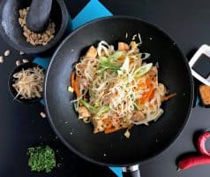 Smažené thajské nudle Pad Thai s kuřecím masem - postup - krok 12